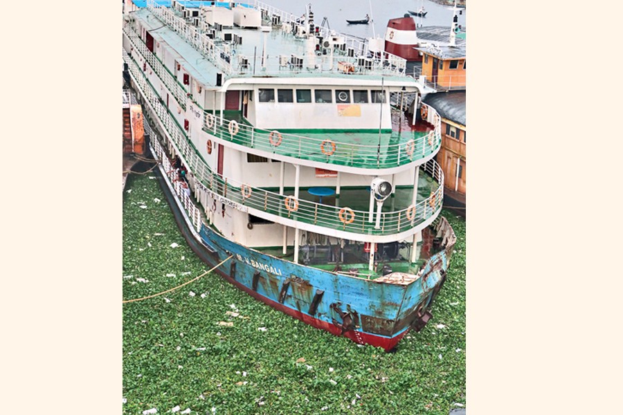 MV Bangali anchored at Badamtali 	— FE photo