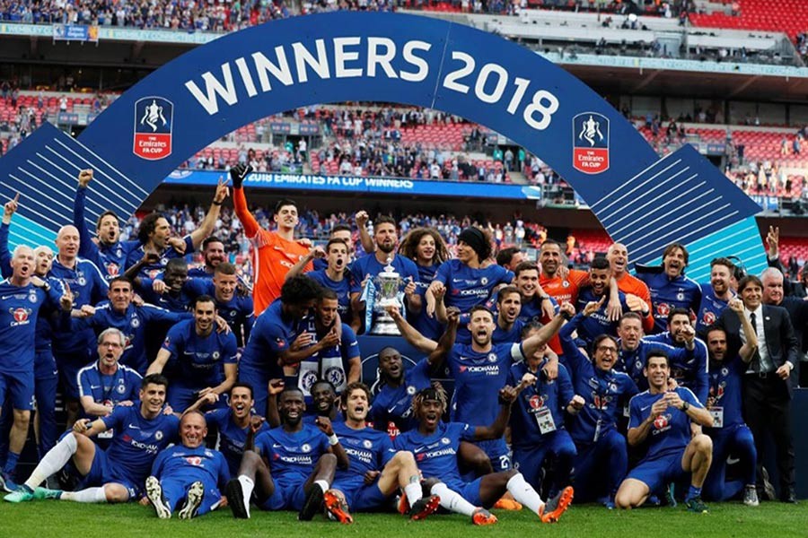 Chelsea celebrate winning the FA Cup final with the trophy - Reuters photo