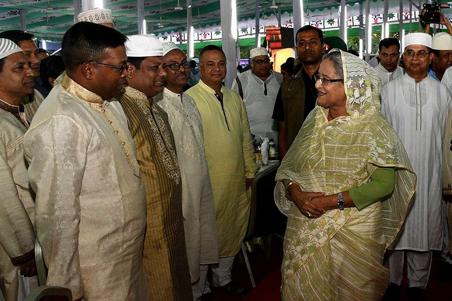 PM hosts iftar for judges, diplomats, officials