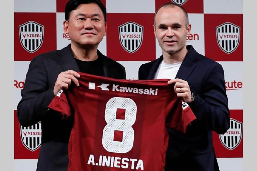 Iniesta completes Japan move