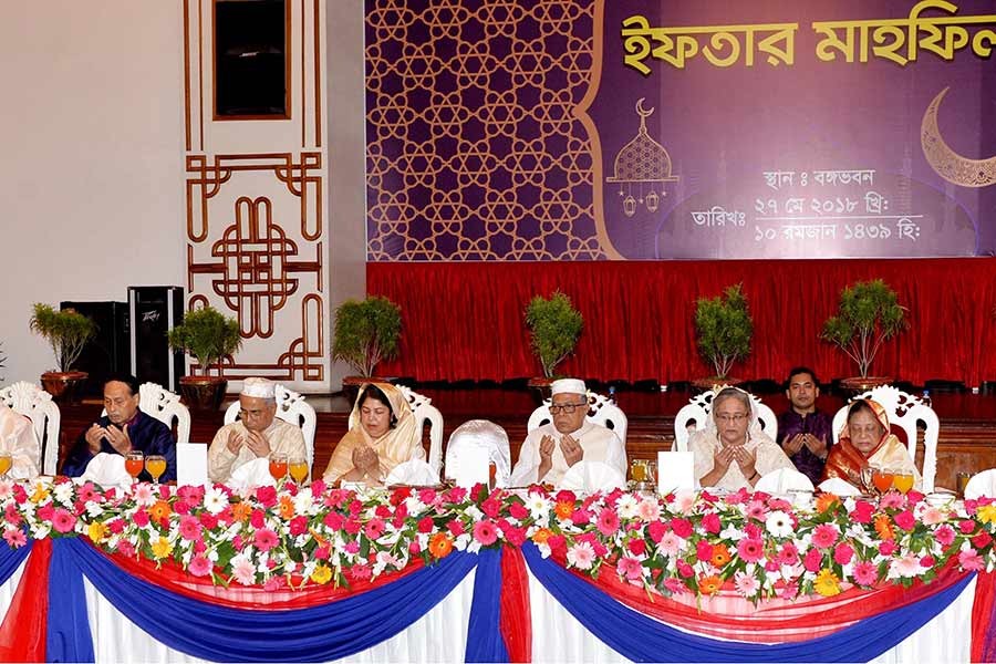 President hosts iftar for PM, CJ, ministers