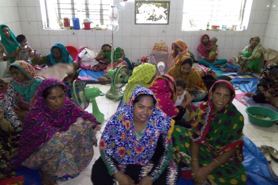 A partial view of the patients and their relatives at the diarrhoea ward in Jhenidah Sadar Hospital on Monday  	— FE Photo