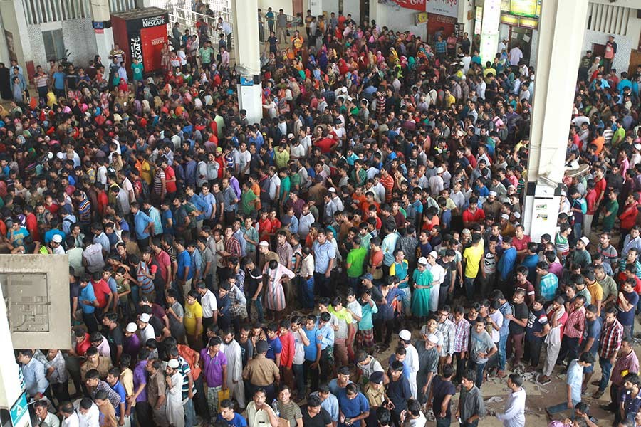 Long queue at Kamalapur as Eid ticket sale begins
