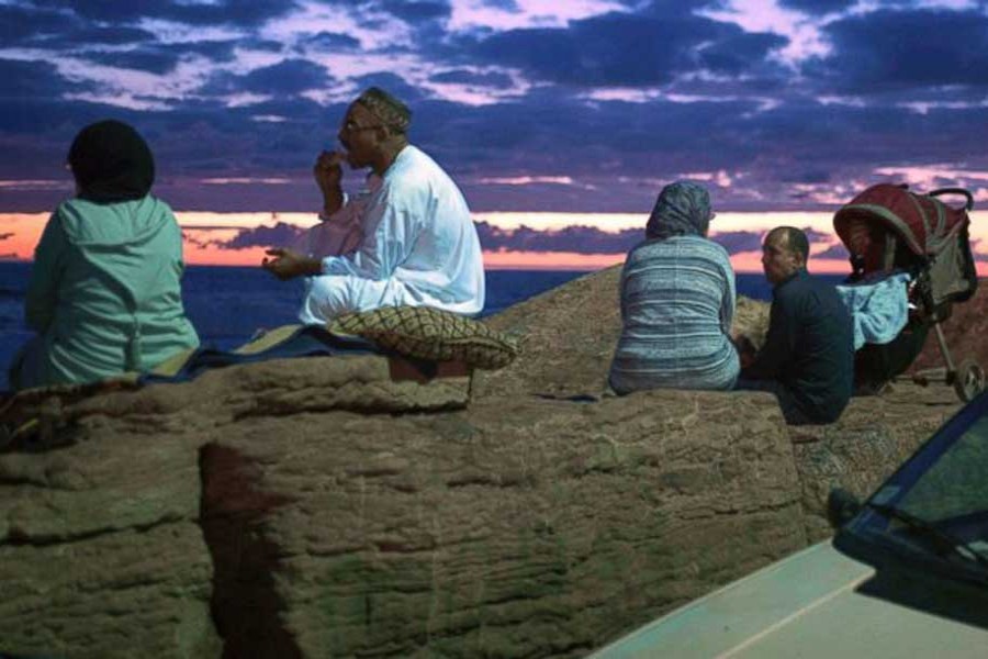 Moroccans break Ramadan fast on beach with song, dance, food