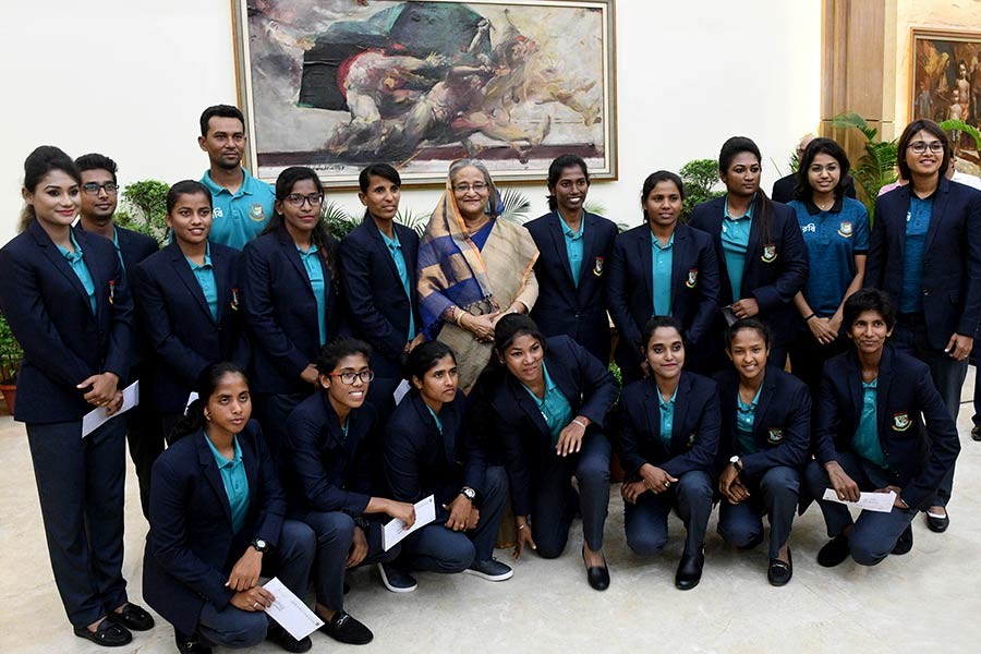 PM asks women cricketers to maintain strong determination