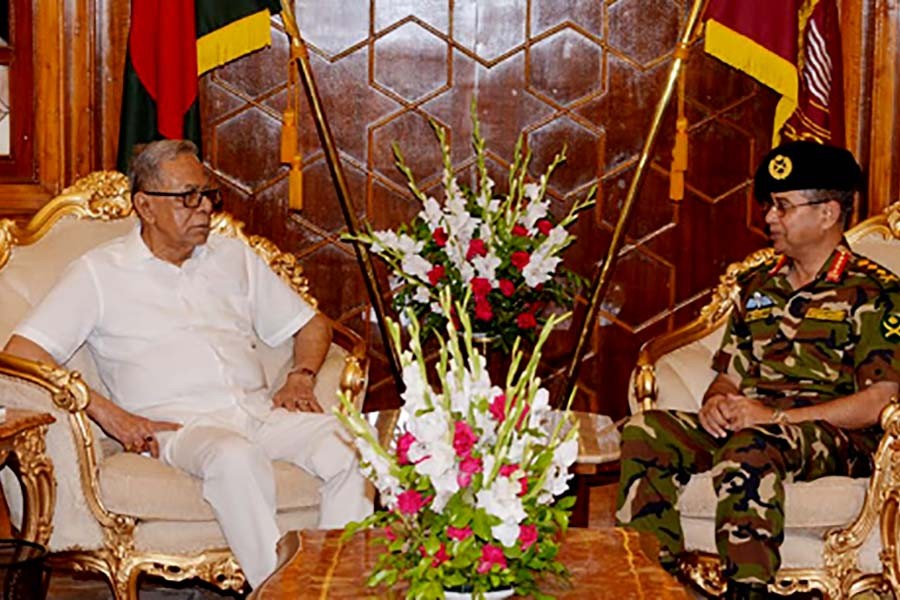 Army chief calls on President
