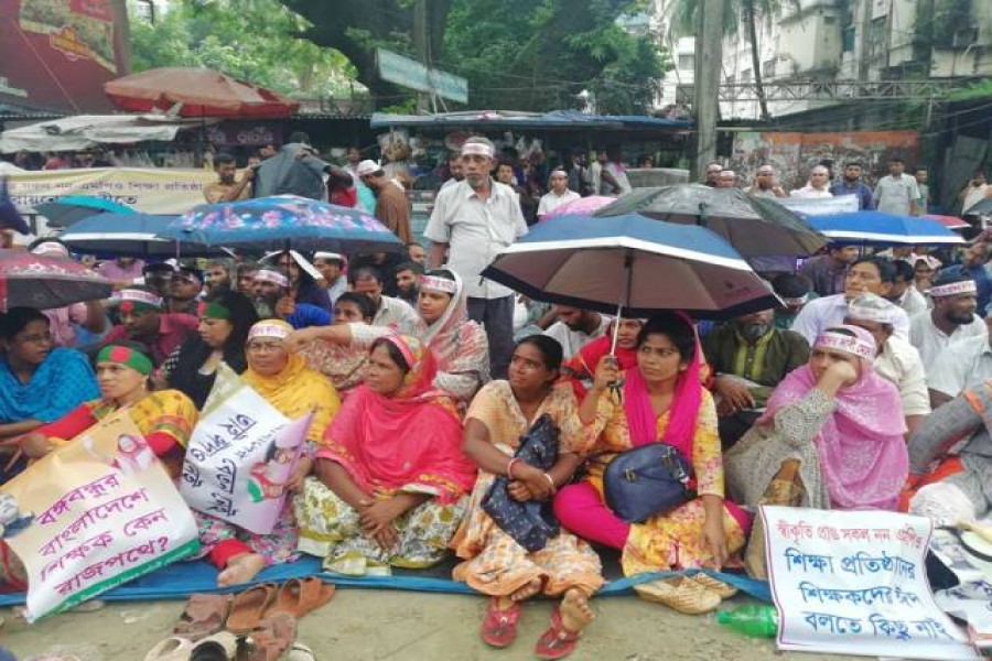 Non-MPO teachers, employees start hunger strike 