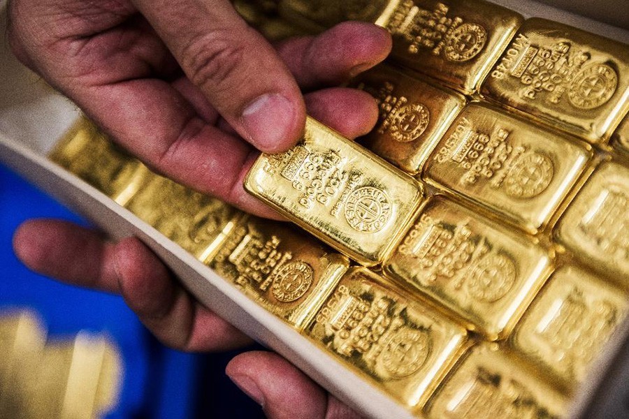 Customs officials detain man with 22 gold bars