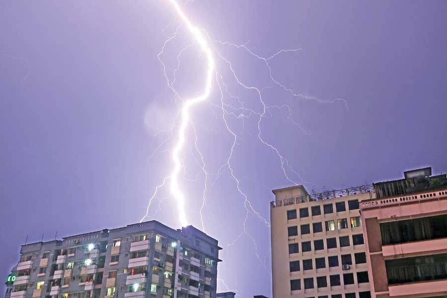 Lightning strike leaves fisherman dead in Sunamganj