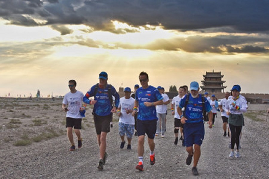 Extreme adventurers David Grier (right in the front) and Andrew Stuart (left in the front) were joined by Fresenius Medical Care Asia-Pacific CEO Harry de Wit (middle) and some employees during the last kilometres of the Great Wall run.  Photo: Fresenius Medical Care