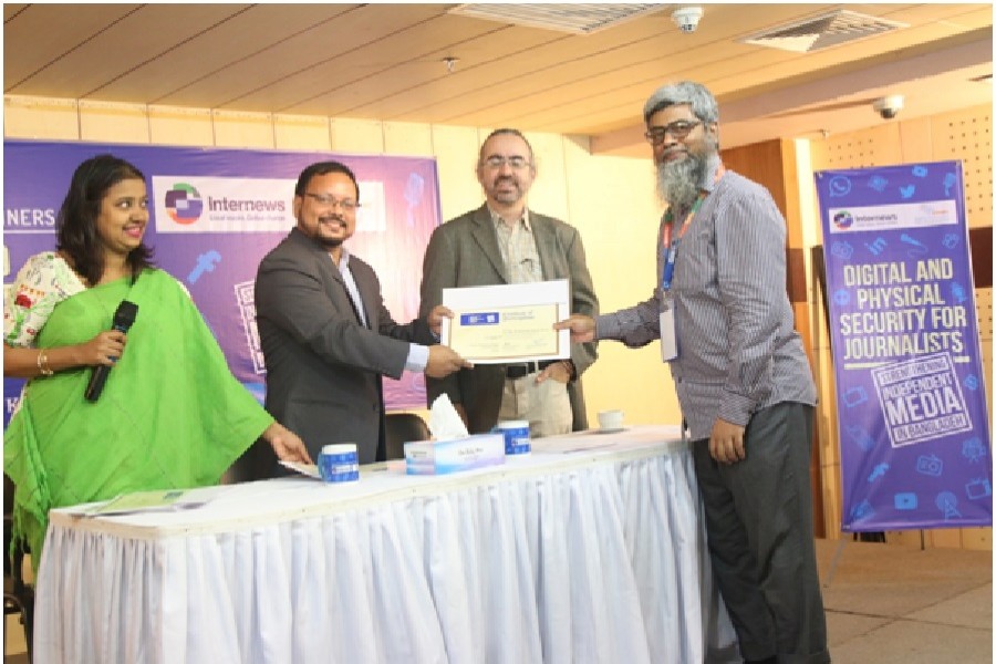 Workshop on digital and physical security for journos held