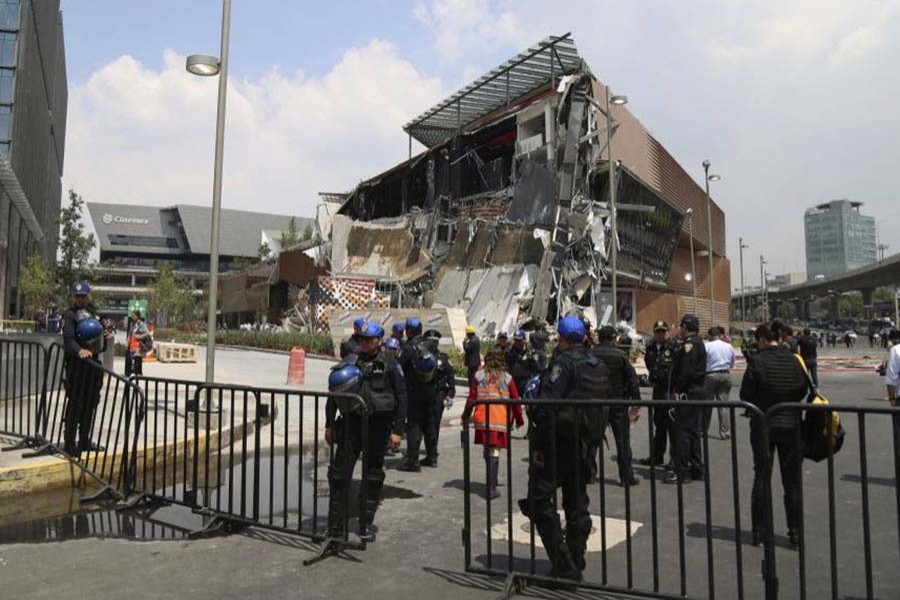 Shopping mall collapses in Mexico City