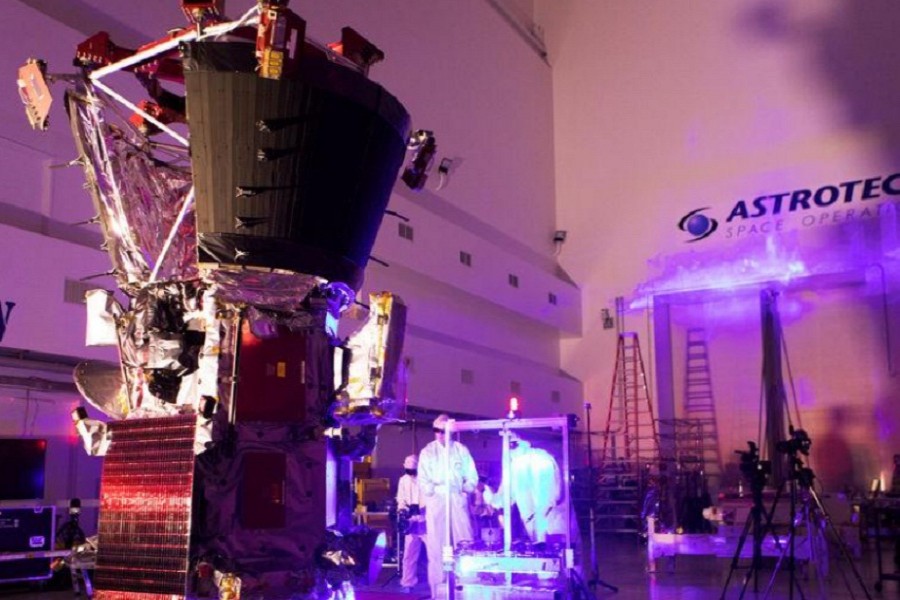 Technicians and engineers perform light bar testing on NASA's Parker Solar Probe, which will travel through the Sun's atmosphere, in the Astrotech processing facility near NASA's Kennedy Space Center, in Titusville, Florida, U.S., June 5, 2018. Photo: Glenn Benson/NASA/Handout via REUTERS