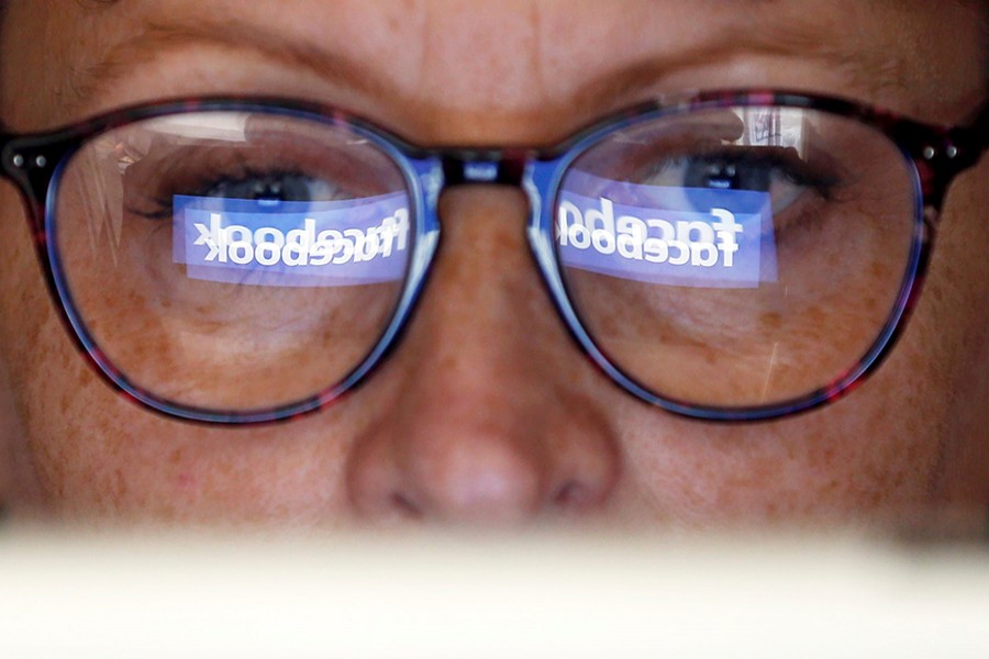 Politics July 25, 2018 / 10:35 AM / Updated an hour ago Facebook pledges tough U.S. election security efforts as critical memo surfaces Joseph Menn  4 Min Read  WASHINGTON (Reuters) - Facebook officials on Tuesday said the company is using a range of techniques including artificial intelligence to counter Russian operatives or others who use deceptive tactics and false information to manipulate public opinion. The Facebook logo is reflected on a woman's glasses in this Reuters photo illustration