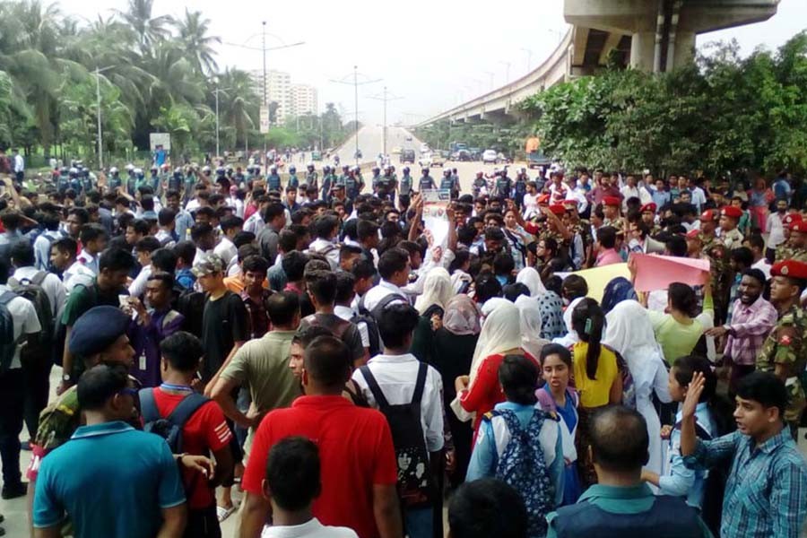 Traffic on Banani-Airport road resumes