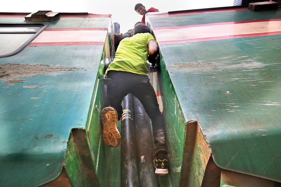 City dwellers start heading home to celebrate Eid