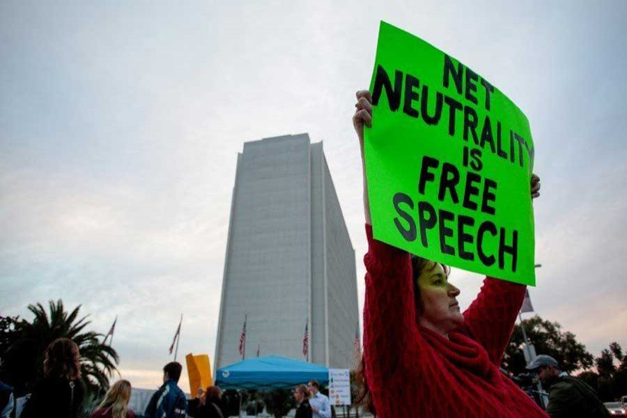 Supporters of Net Neutrality protest the FCC's recent decision to repeal the program in Los Angeles, California, November 28, 2017. Reuters/Files