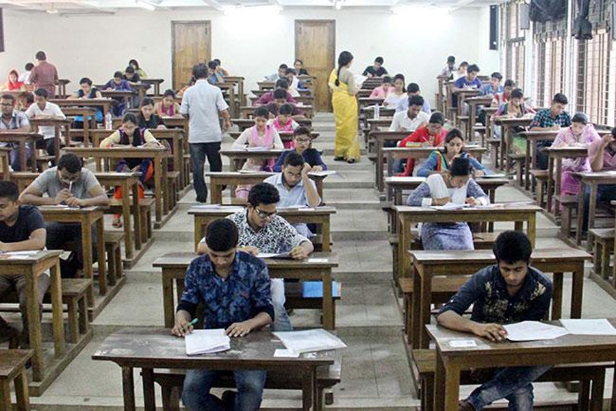 Candidates appear for first year honours’ courses of Dhaka University (DU) Cha-unit under the academic session 2017-2018. File photo