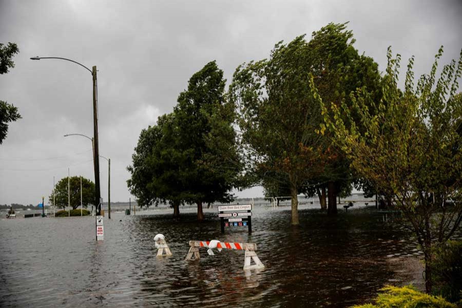 Hurricane Florence deluges Carolinas ahead of landfall