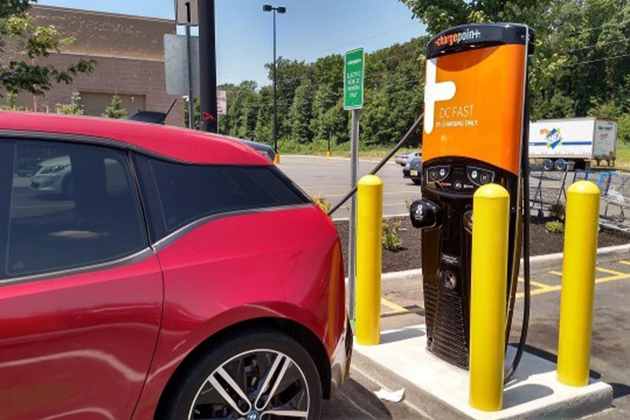 A 2014 BMW i3 REx fast-charging at Chargepoint site, June 2016. Photo: Collected