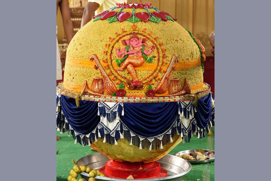 Devotee makes 580kg laddu to honour Hindu god