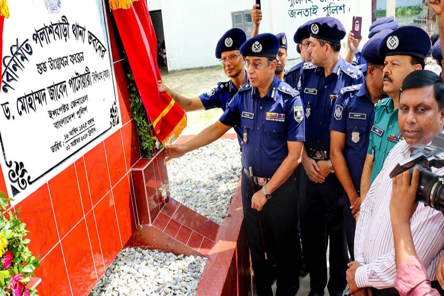 IGP Dr Mohammad Javed Patwary inaugurating the newly-constructed building of the Palashbari Police Station in Gaibandha by unveiling the plaque on Monday   	— Focus Bangla