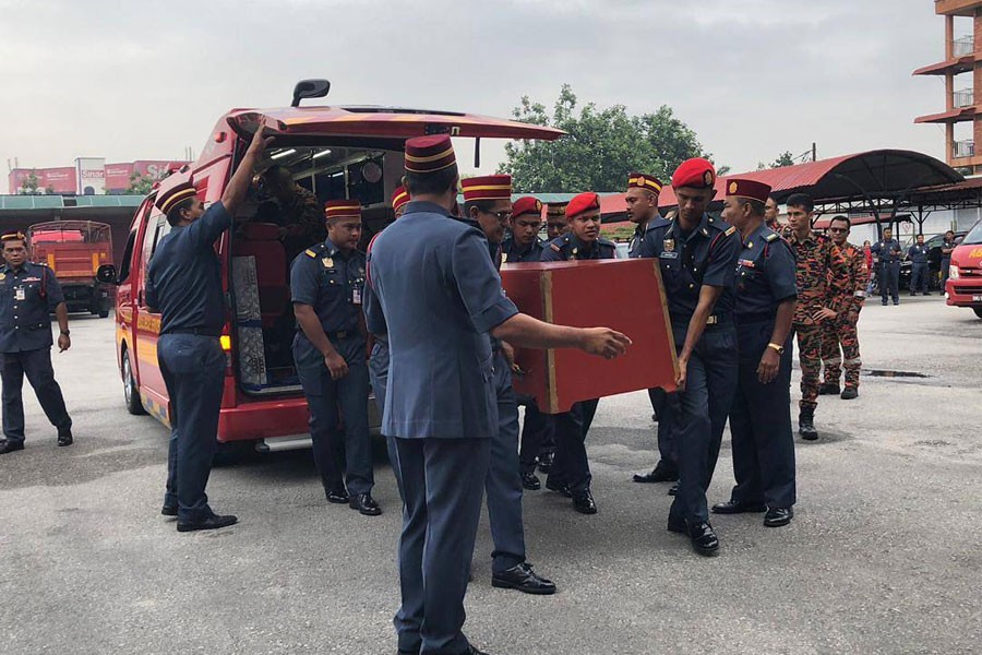 The bodies of the six divers arriving at Shah Alam Fire Station on Thursday morning - Photo: Bernama