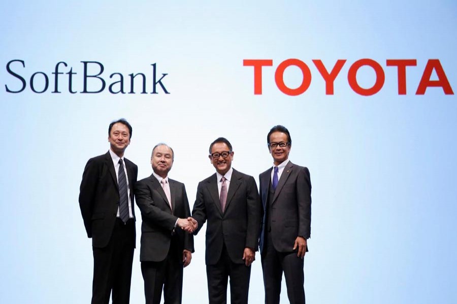 Toyota Motor Corp President Akio Toyoda and Executive Vice President Shigeki Tomoyama poses for a photograph with SoftBank Group Corp Chairman and CEO Masayoshi Son and SoftBank Corp Representative Director and CTO Junichi Miyakawa during their joint news conference in Tokyo, Japan October 4, 2018. Reuters photo