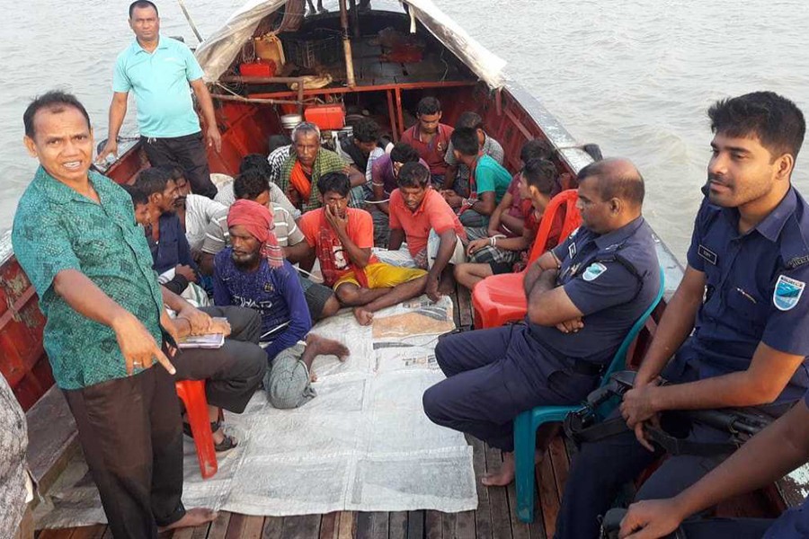 Arrested fishermen with the lawmen in Shariatpur - UNB photo