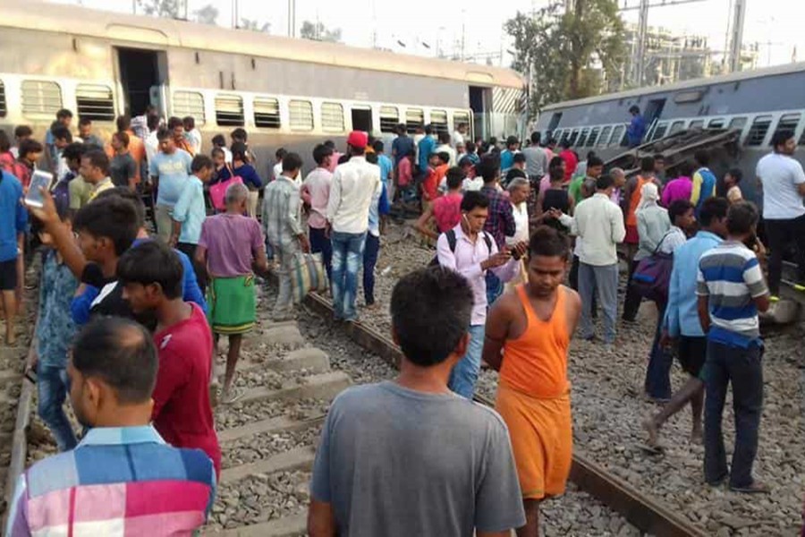 Five coaches of the Malda-Delhi Farakka Express derailed near Harchandpur railway station early on Wednesday — hindustantimes photo