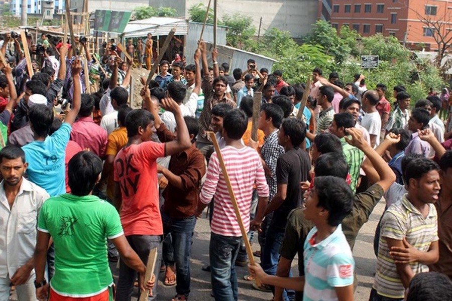 40 suffer injuries as RMG workers clash with police in N’ganj