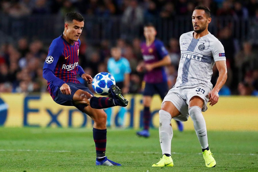 Soccer Football - Champions League - Group Stage - Group B - FC Barcelona v Inter Milan - Camp Nou, Barcelona, Spain - October 24, 2018 Barcelona's Philippe Coutinho in action with Inter Milan's Danilo D'Ambrosio - Reuters/Juan Medina