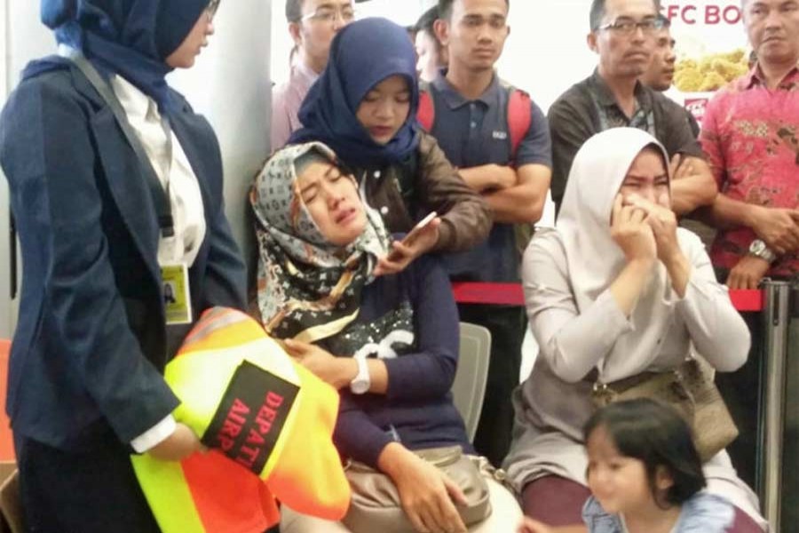 Relatives of passengers of Lion Air flight JT610 that crashed into the sea, cry at Depati Amir airport in Pangkal Pinang, Indonesia, October 29, 2018. Antara Foto/Elza Elvia via Reuters