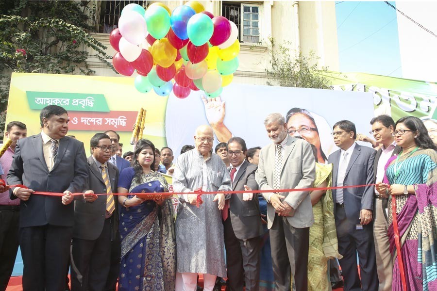 Finance Minister Abul Maal Abdul Muhith inaugurating the seven-day Income Tax Fair at Officers Club in the city on Tuesday — FE photo