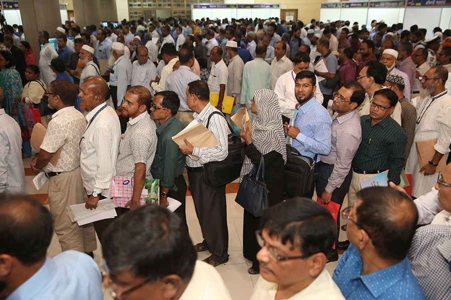 Taxpayers seen in the e-filing and e-payment booths in one of the fair venues — FE photo