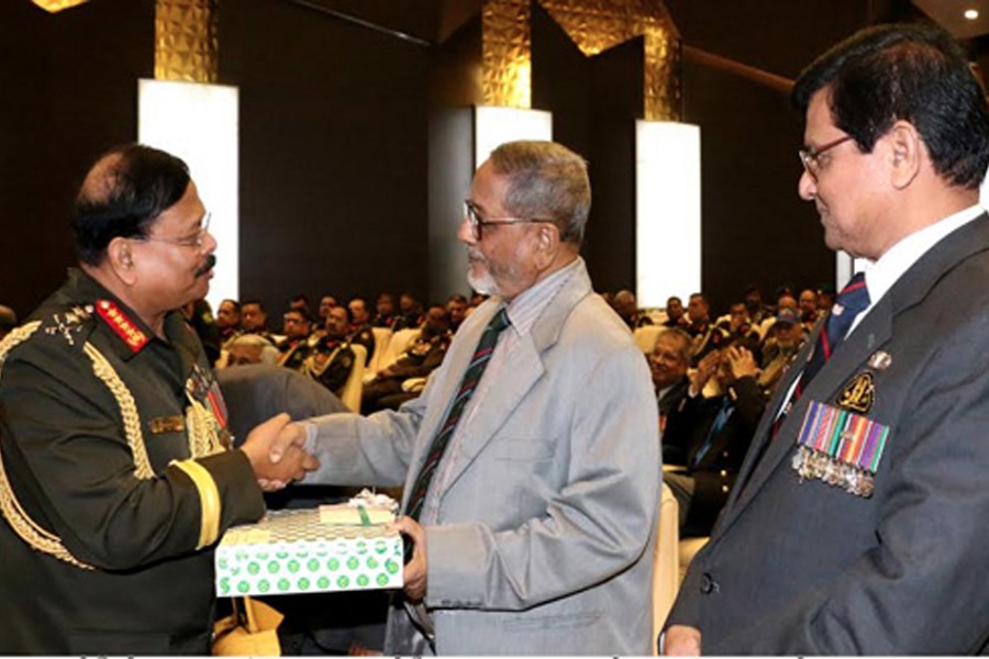 Army chief accords reception to gallantry award holder FFs