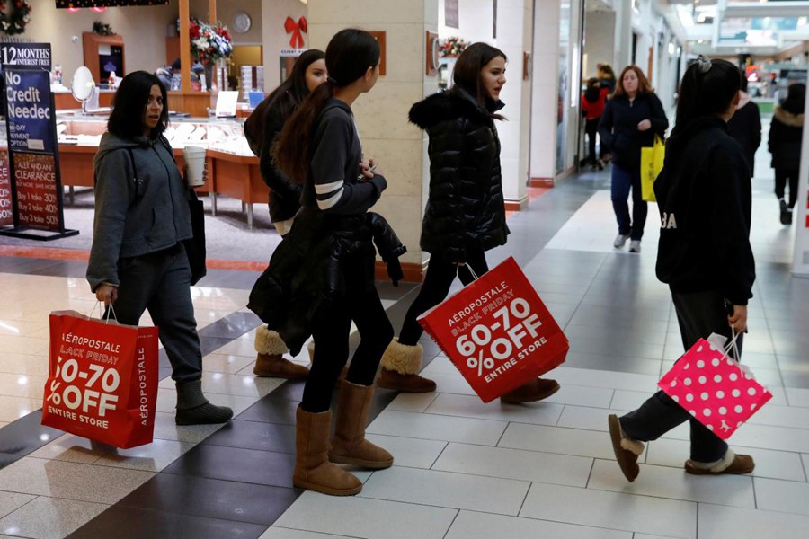 Black Friday deals lure US shoppers, biggest sales gains online