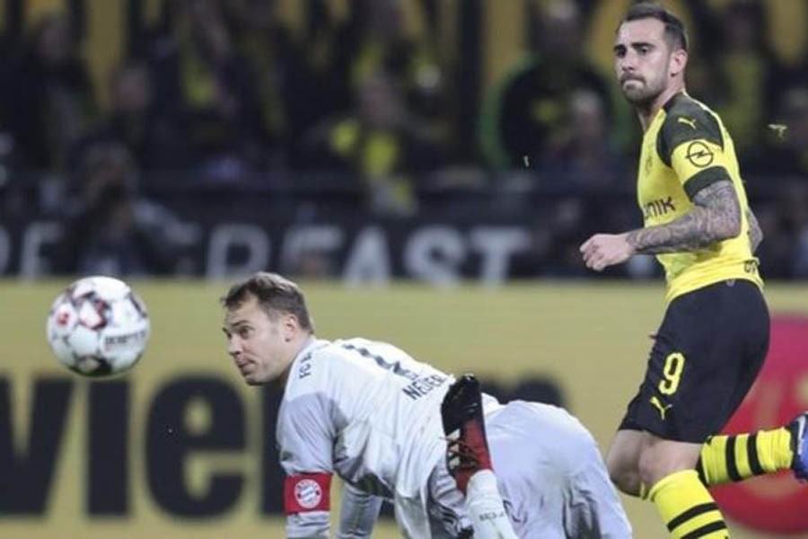 Dortmund signs Barcelona striker Alcacer for £22.7m