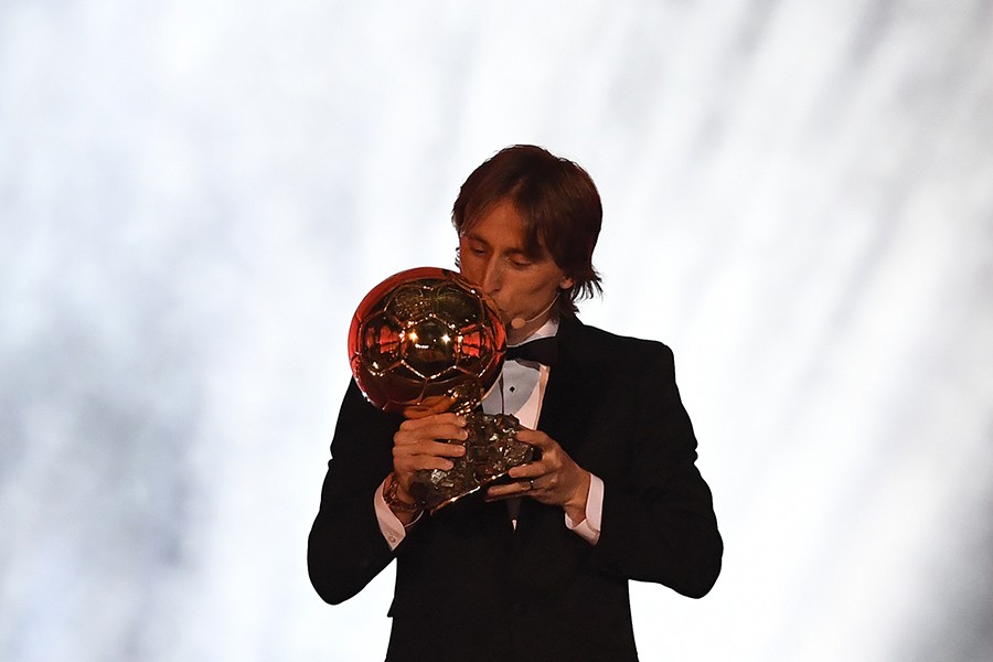 Real Madrid's Croatian midfielder Luka Modric kisses the trophy after receiving the 2018 Men's Ballon d'Or — Reuters photo