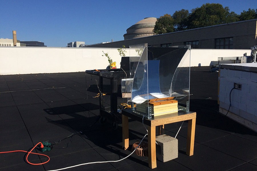 Photograph of the outdoor experiment on the MIT roof. Steam generating device is mounted over a basin of water. Credit: MIT researchers