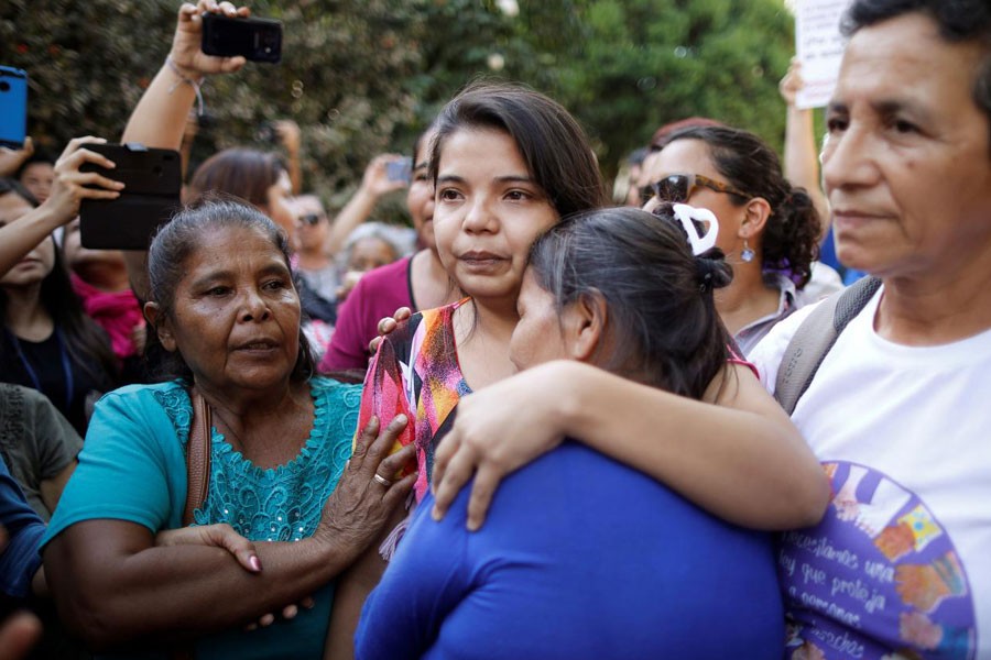 Imelda Cortez reacts as she leaves a court of law after being acquitted of attempted aggravated murder under the country's abortion law, in Usulutan, El Salvador December 17, 2018 - REUTERS/Jose Cabezas