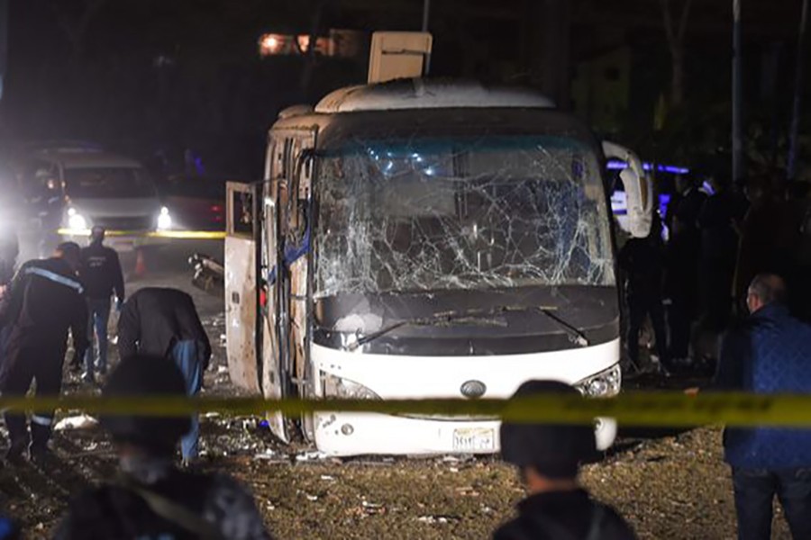 Police officers inspect a scene of a bus blast in Giza, Egypt, December 28, 2018. Reuters photo