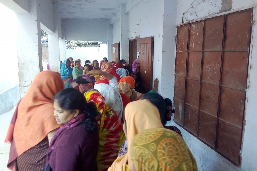 Voters face difficulties at some centres in city