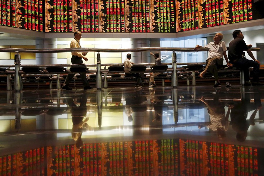 Investors monitor share market prices in Kuala Lumpur, Malaysia, August 25, 2015. Reuters/Files