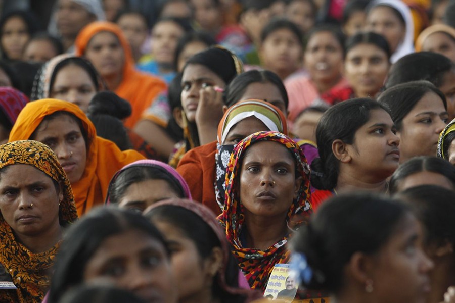 RMG workers block Uttara road demanding wage hike