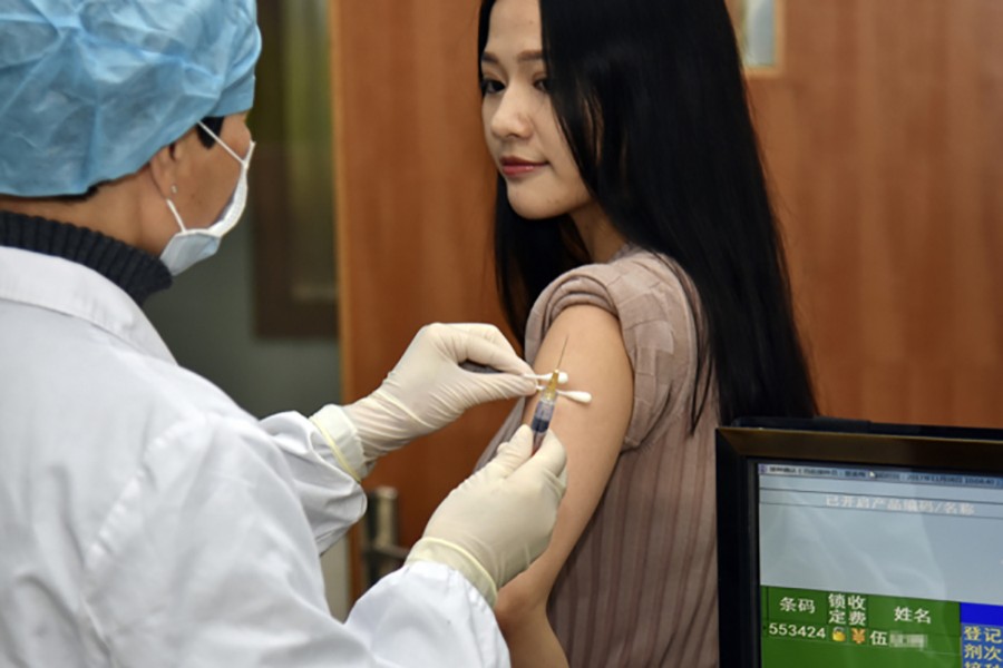 A woman is inoculated with a cervical cancer vaccine at a public facility in Shanghai on Nov 8, 2017. Photo: Collected