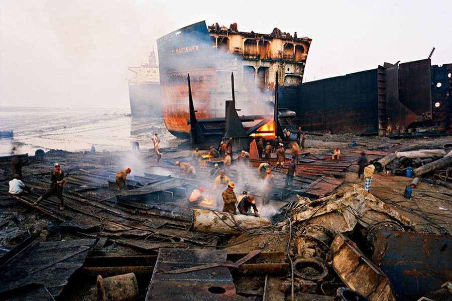 Scrap ship cutting halts on Ctg beach