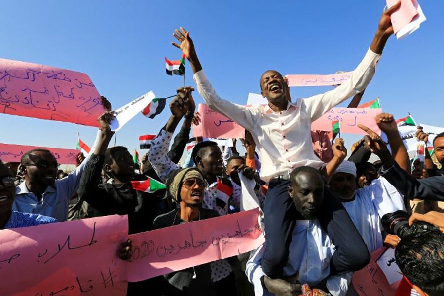 Supporters of Sudan's President Omar al-Bashir chant slogans to his favour during a rally at Green Square in Khartoum, Sudan January 9, 2019 - REUTERS/Mohamed Nureldin Abdallah