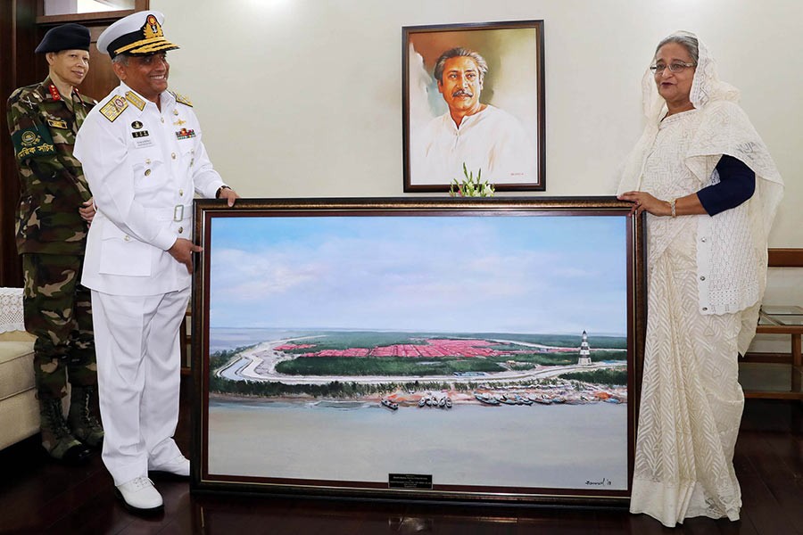 Outgoing naval chief pays farewell call on PM