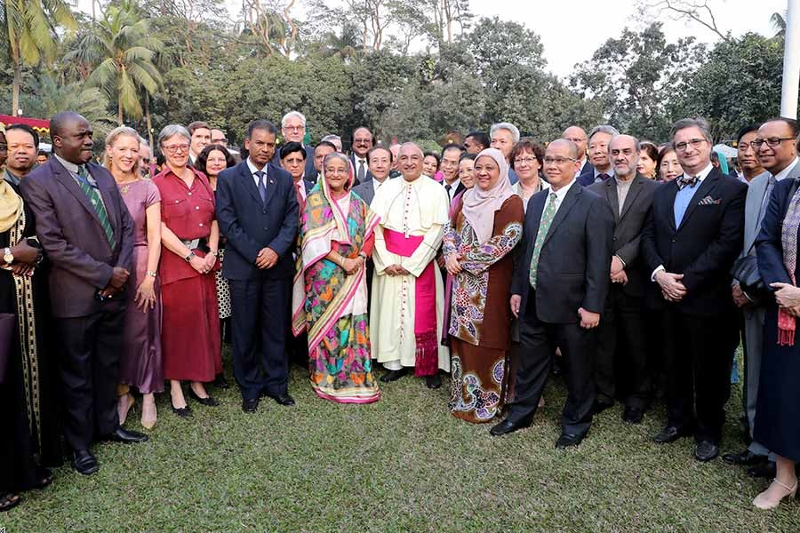 PM hosts tea party for foreign diplomats
